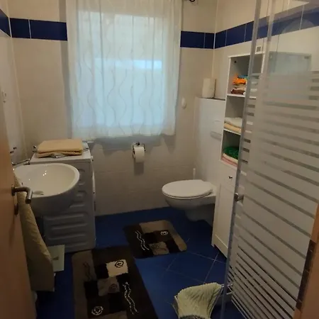 Gaestehaus Mit 3 Separaten Schlafbereichen, Terrasse Und Carport *