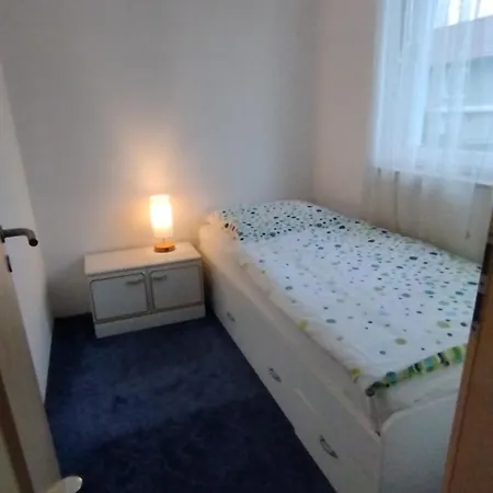 Gaestehaus Mit 3 Separaten Schlafbereichen, Terrasse Und Carport Velten