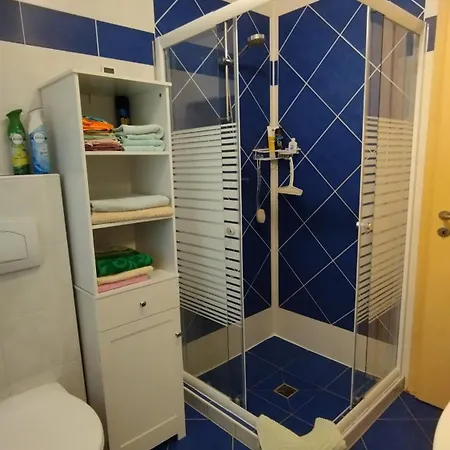 Gaestehaus Mit 3 Separaten Schlafbereichen, Terrasse Und Carport *