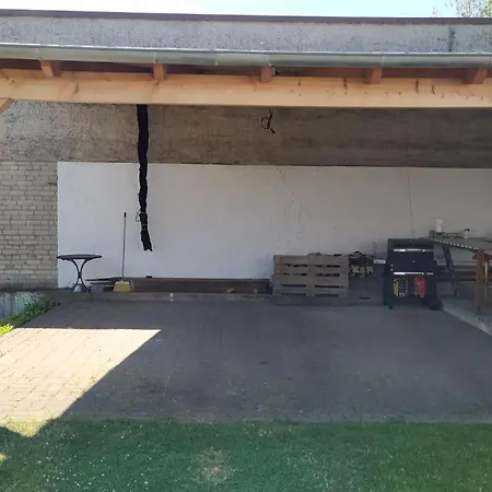 Gaestehaus Mit 3 Separaten Schlafbereichen, Terrasse Und Carport Velten