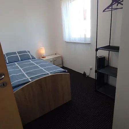 Gaestehaus Mit 3 Separaten Schlafbereichen, Terrasse Und Carport * Velten