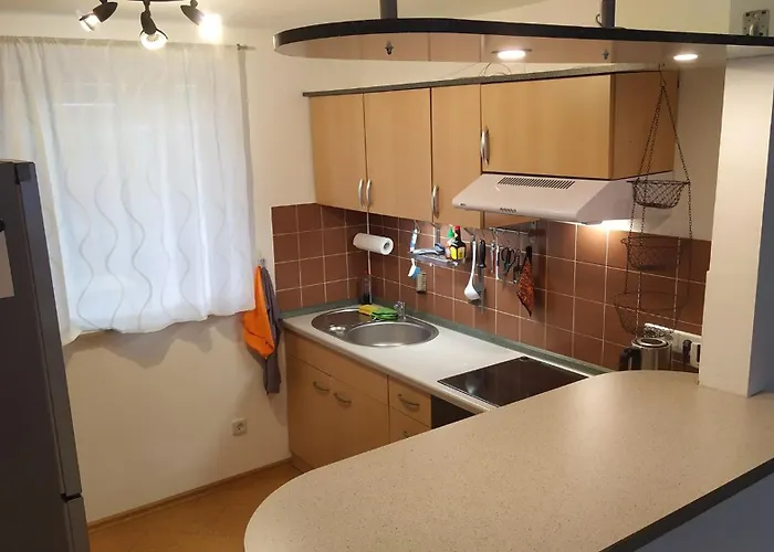 Vakantiehuis Gaestehaus Mit 3 Separaten Schlafbereichen, Terrasse Und Carport Velten