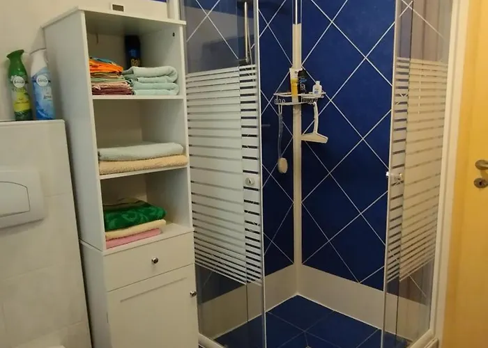 Gaestehaus Mit 3 Separaten Schlafbereichen, Terrasse Und Carport *