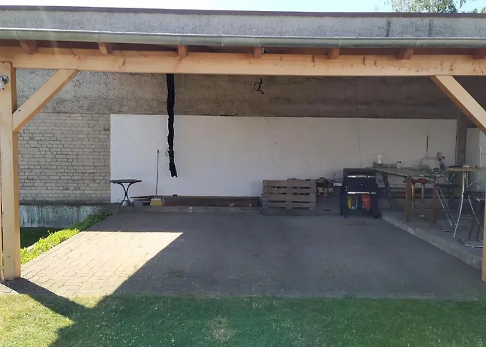 Gaestehaus Mit 3 Separaten Schlafbereichen, Terrasse Und Carport Velten